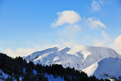 冬天的山地景观。爬山的雪