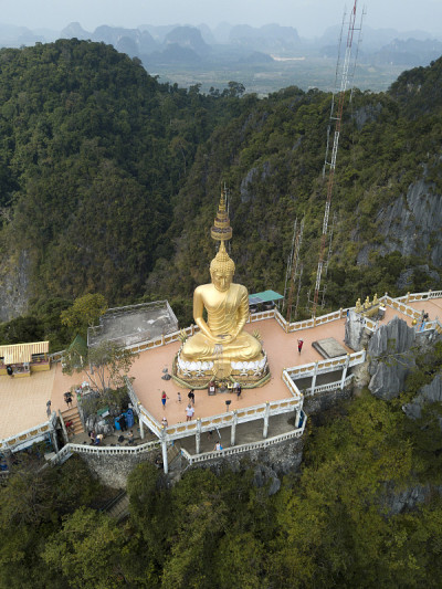 空中全景照片上的佛像在老虎洞寺庙，Wat Thum Sua，在甲米，泰国。