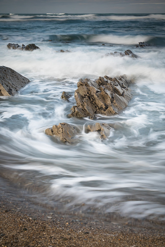 风景优美的大西洋海岸线，波浪在沙滩岩石周围运动，在长暴露，比达特，巴斯克国家，法国