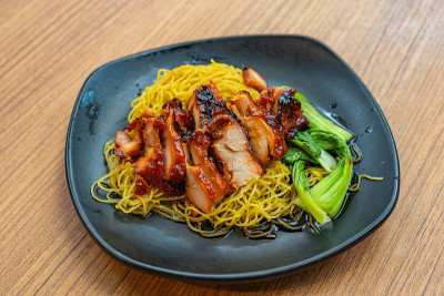 一盘美味的中国蜂蜜烤猪肉面——叉烧