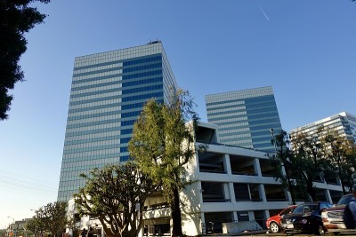 具有垂直线条外观的高层建筑