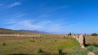 沙漠小镇的风景，拍摄地点在中国甘肃