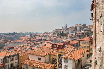 波尔图市Igreja dos Grilos教堂附近广场的顶级城市景观