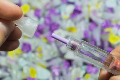 糖尿病胰岛素注射器针头特写。药物注射