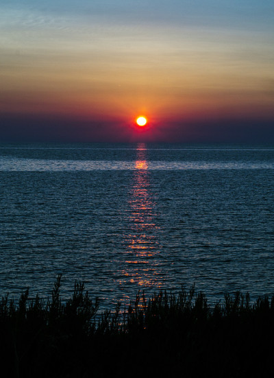 海面上美丽的云景，夕阳的镜头