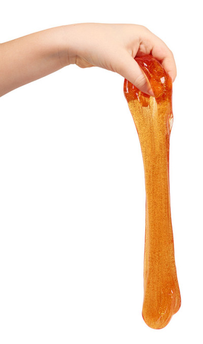 孩子用手玩橙色黏液，透明的玩具