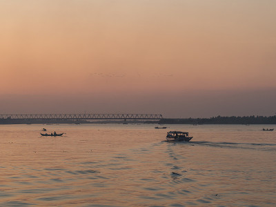 小船在夕阳的香草天空中缓缓移动，鸟儿在桥上飞回家。