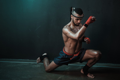 泰拳运动员在室内训练泰拳，终极格斗概念