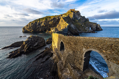 连接圣胡安与大陆的风景桥。2019年1月，西班牙巴斯克地区，Bermeo