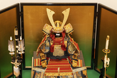穿着盔甲和头盔的日本武士娃娃在男孩的五一节
