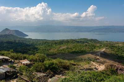 塔尔火山是菲律宾的一座活火山，也是该国的一个热门旅游景点。位于菲律宾首都马尼拉以南的吕宋岛。
