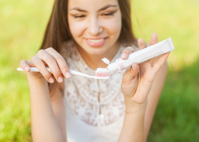 漂亮的女性正在刷牙