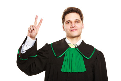 男律师举手示意。