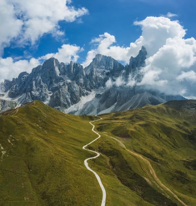 徒步从Passo Rolle到Baita Segantini，背景是Pale di San Mart