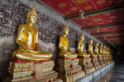 泰国曼谷苏那寺古走廊的镀金佛像。