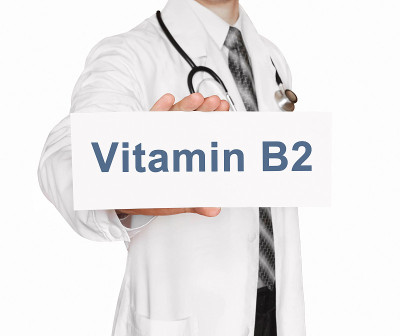 医生拿着维生素B2牌，医学概念