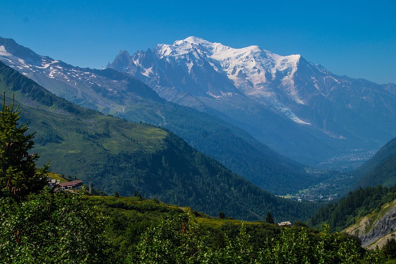 法国阿尔卑斯山在夏天的风景