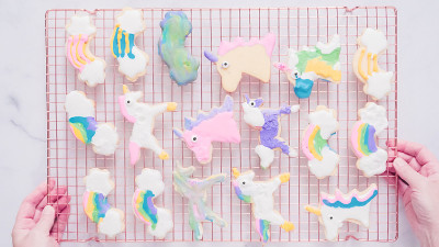 独角兽饼干装饰皇家糖霜在干燥架上干燥。