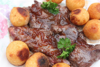 炸牛腰肉排配青葱沙司榛子土豆