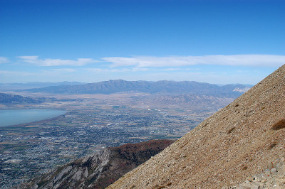 Timpanogos山顶俯瞰犹他谷，普罗沃和犹他湖。徒步旅行到Timp山顶。登上山顶，完成一个目标。