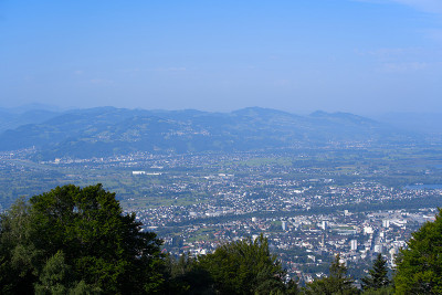 一个阳光明媚的夏日，从当地的山上Pfänder俯瞰布雷根茨。