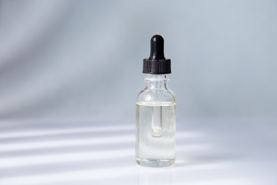 带吸管的滴管玻璃瓶。调配精华液。