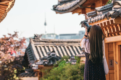 首尔,韩国。年轻女性游客参观北川韩屋村。股票的照片。