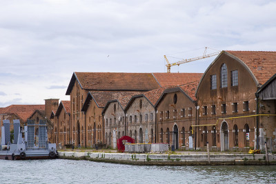 工业船坞(Arsenale di Venezia)在意大利，威尼斯。装载起重机和码头。