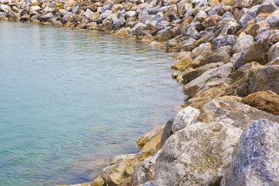 用石块筑成的防海浪的防波堤