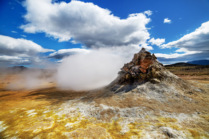 美丽的冰岛风景中的火山蒸汽喷口。