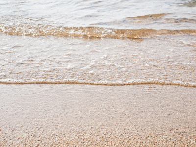 沙努尔海滩的海浪