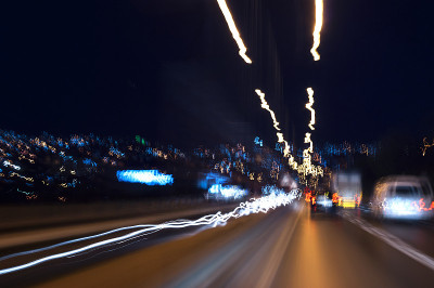 长时间曝光的路灯夜景照片。