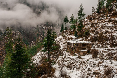 喜马拉雅山被雪覆盖的景观照片