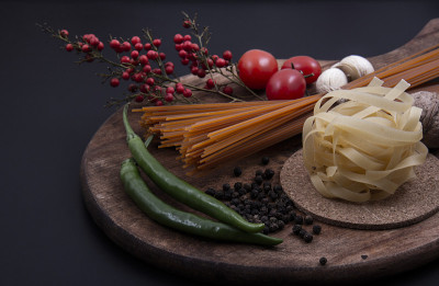 不同种类的面食和香料。