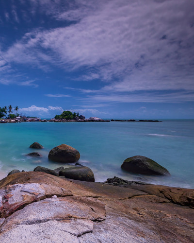 在Berhala岛kepulauan Riau的全景海滩和岩层照片