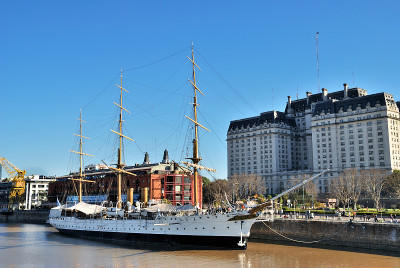 旧海军舰艇，军用护卫舰。Puerto Madero,