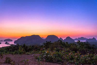 太阳升起在三岘港山顶