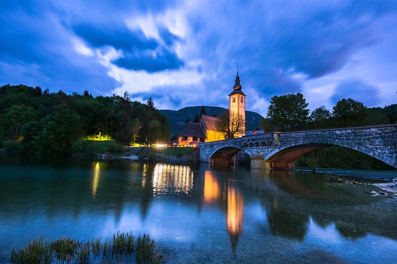 施洗者圣约翰教堂和日落时的桥，Bohinj山谷和湖，特里格拉夫国家公园，上卡尼奥兰，斯洛文尼亚，欧洲