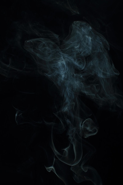 抽象的白色烟雾纹理在黑色的背景