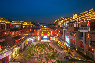 晚上，中国重庆磁器口古镇的街道上挂满了灯笼。