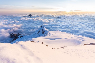 日出晨曦轻雪脊怀纳波托西峰，玻利维亚