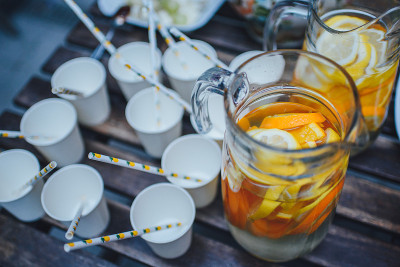 用玻璃杯和杯子盛柠檬水