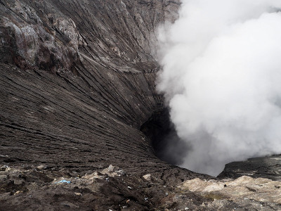 进入了布罗莫火山口