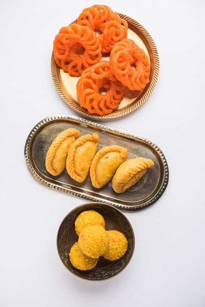 印度甜Jalebi/Imarti, Laddu和Gujiya一起在白色背景或与礼物。有选择性的重点