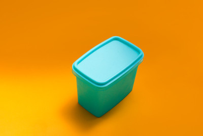 白色背景下的塑料饭盒(罐子或容器)