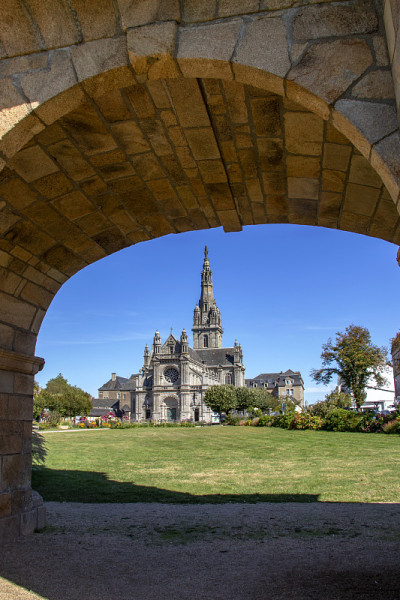 Sainte-Anne-d 'Auray。从圣斯卡拉看到的圣安妮大教堂。Morbihan。布列塔尼