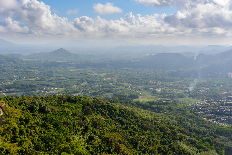 山、热带森林、野田公园和三亚市的全景。Yanoda热带雨林文化旅游区，海南岛亚龙湾热带天堂森林公园。预览效果