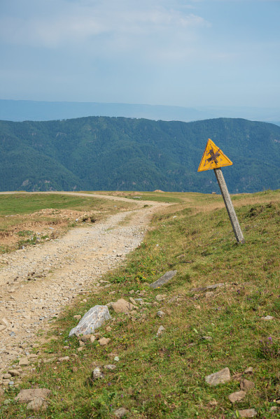 乡村公路在山上有路标。