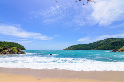 海滩上美丽的波浪，清澈的海水