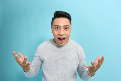 兴奋的商人庆祝胜利